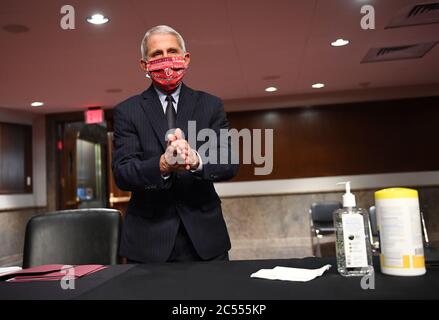 (200630) -- WASHINGTON, 30. Juni 2020 (Xinhua) -- Anthony Fauci, Direktor des National Institute of Allergy and Infectious Diseases, desinfiziert seine Hände, während er sich darauf vorbereitet, vor dem US-Senatsausschuss für Gesundheit, Bildung, Arbeit und Renten auf COVID-19 auszusprechen: Update über Fortschritte in Richtung sicherer Rückkehr zur Arbeit und zurück zur Schule in Washington, DC, USA, am 30. Juni 2020. Anthony Fauci, der führende Experte für Infektionskrankheiten der US-Regierung, warnte am Dienstag, dass COVID-19-Fälle in den Vereinigten Staaten auf 100,000 pro Tag ansteigen könnten, wenn der aktuelle Trend "sich nicht umdreht". Stockfoto