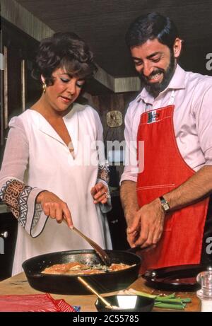 Elizabeth Taylor nimmt eine Kochstunde von Küchenchef Nick Grippo in ihrem Haus in Bel Air, CA Stockfoto