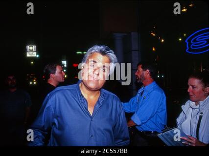 Jay Leno mit Crew Dreharbeiten Mann auf der Straße Interviews auf Melrose Ave. Stockfoto