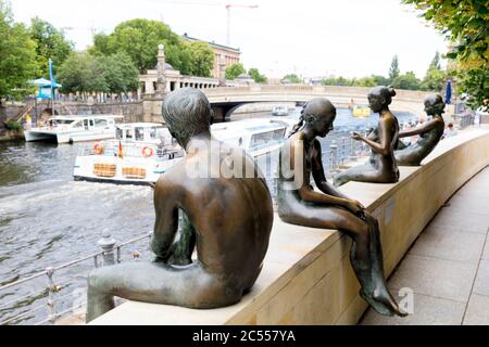 Drei Mädchen und ein Junge, Figurengruppe, Bronzefiguren, Gedenkstätte, Berlin, Deutschland Stockfoto