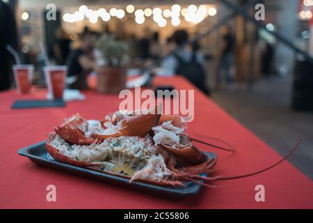 Frisch gekochter Hummer auf Pappteller auf dem Food Festival Stockfoto