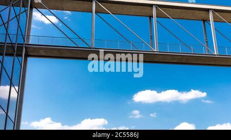 Brücke zwischen, Paul-Löbe-Haus, Marie-Elisabeth-Lüders-Haus, Regierungsbezirk, Berlin, Deutschland Stockfoto