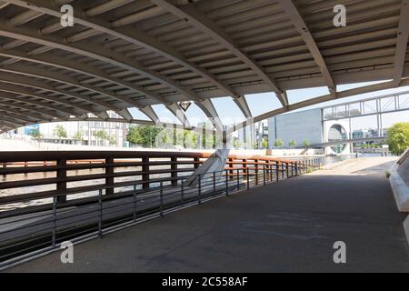 Kronprinzenbrücke, Calatrava-Brücke, Fluss, Spree, Marie-Elisabeth-Lüders-Haus, Berlin, Deutschland Stockfoto