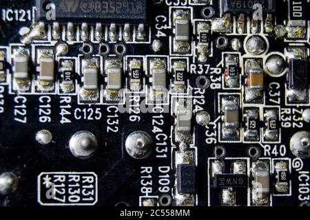 Nahaufnahme von gelöteten Widerständen und Kondensatoren auf einem Computer Hauptplatine Stockfoto