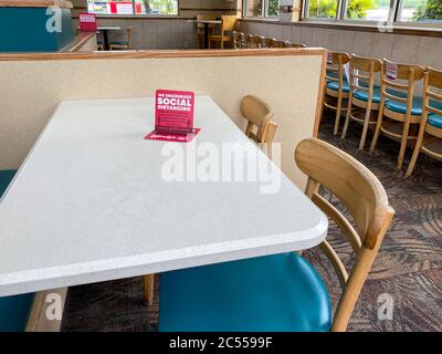 Orlando, FL/USA - 5. 6. 20: Wendys Inneneinrichtung mit gesellschaftlich distanzierenden Informationen auf den Tischen. Stockfoto