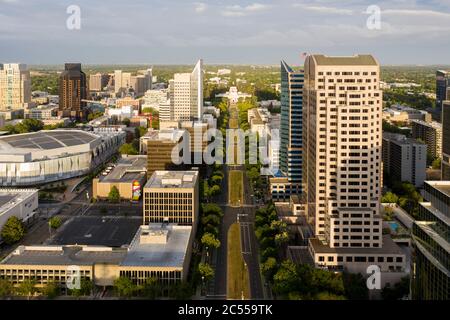 Luftaufnahme mit Blick auf die Capitol Mall in der Innenstadt von Sacramento, Kalifornien Stockfoto