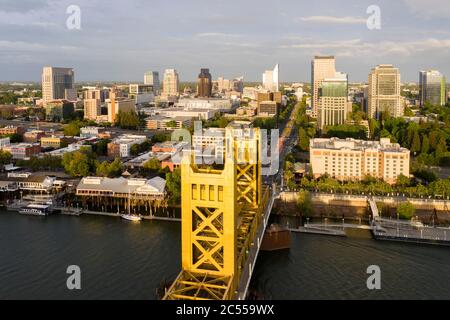 Luftaufnahmen der Skyline von Sacramento von der goldenen Tower Bridge Stockfoto