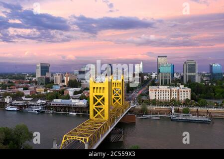 Luftaufnahme eines rosa Sonnenuntergangs Himmel über der Innenstadt von Sacramento, den Fluss und die goldfarbene Tower Bridge Stockfoto