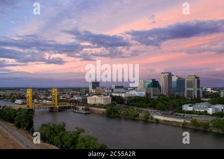 Luftaufnahme eines rosa Sonnenuntergangs Himmel über der Innenstadt von Sacramento, den Fluss und die goldfarbene Tower Bridge Stockfoto