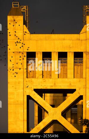 Goldspiegelungen bei Sonnenuntergang der Tower Bridge im Zentrum von Sacramento, Kalifornien Stockfoto