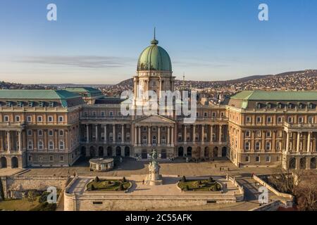 Luftdrohne Aufnahme der Fassade des Buda Schlosspalastkomplexes während des Budapester Morgenaufgangs Stockfoto