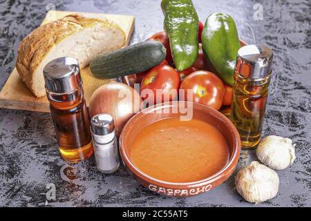 Nahaufnahme der Zutaten für die Herstellung von Gazpacho Stockfoto