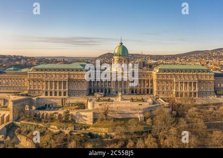 Luftdrohne Aufnahme der Fassade des Buda Schlosspalastkomplexes während des Budapester Morgenaufgangs Stockfoto