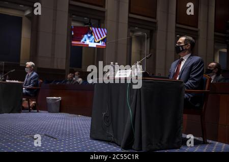 (200630) -- WASHINGTON, 30. Juni 2020 (Xinhua) -- Jerome Powell (L, Front), Vorsitzender der US-Notenbank, und Steven Mnuchin (R, Front) bereiten sich darauf vor, am 30. Juni 2020 vor dem Ausschuss für Finanzdienstleistungen des US-Repräsentantenhauses über die Überwachung der Pandemic Response des Finanzministeriums und der US-Notenbank in Washington, DC, USA, Aussagen zu treffen. US-Finanzminister Steven Mnuchin und Federal Reserve Chairman Jerome Powell boten am Dienstag Abgeordneten des Kongresses unterschiedliche Ansichten darüber, wie schnell die USA sind.Kredit: Xinhua/Alamy Live News Stockfoto