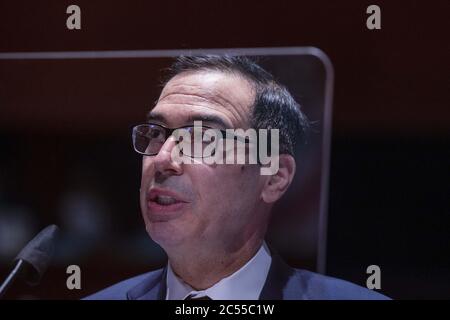 (200630) -- WASHINGTON, 30. Juni 2020 (Xinhua) -- US-Finanzminister Steven Mnuchin bezeugt vor dem US-Finanzdienstleistungsausschuss des Repräsentantenhauses die Überwachung der Pandemic Response des Finanzministeriums und der Federal Reserve in Washington, DC, USA, am 30. Juni 2020. US-Finanzminister Steven Mnuchin und der Vorsitzende der Federal Reserve Jerome Powell boten den Abgeordneten des Kongresses am Dienstag unterschiedliche Ansichten darüber an, wie schnell sich die US-Wirtschaft angesichts des Wiederauflebens in einer Reihe von Staaten von der COVID-19-Pandemie erholen würde. Quelle: Xinhua/Alamy Live News Stockfoto