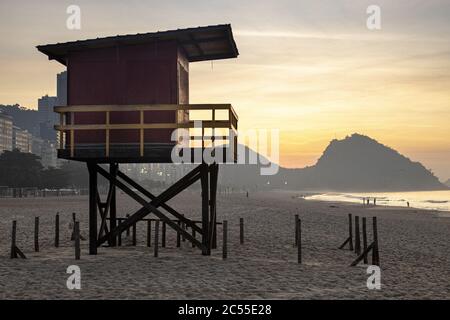 Vintage Rettungsschwimmer am Strand von Copacabana sonnenaufgang Stockfoto