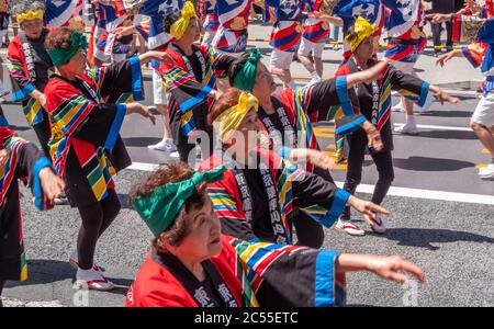 Volkstänzer in bunten Yukata tanzen in Shibuya Kagoshima Ohara Matsuri Festival in der Straße von Shibuya, Tokyo, Japan. Stockfoto