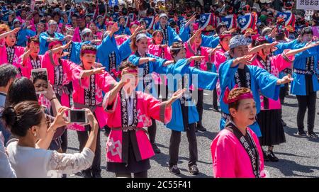 Volkstänzer in bunten Yukata tanzen in Shibuya Kagoshima Ohara Matsuri Festival in der Straße von Shibuya, Tokyo, Japan. Stockfoto