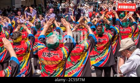 Volkstänzer in bunten Yukata tanzen in Shibuya Kagoshima Ohara Matsuri Festival in der Straße von Shibuya, Tokyo, Japan. Stockfoto