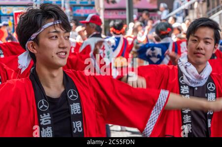 Volkstänzer in bunten Yukata tanzen in Shibuya Kagoshima Ohara Matsuri Festival in der Straße von Shibuya, Tokyo, Japan. Stockfoto