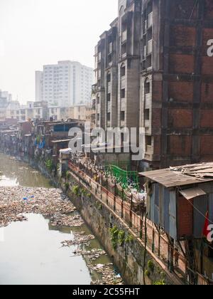 Arme und verarmte Slums von Dharavi in der Stadt Mumbai. Stockfoto