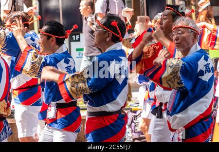 Volkstänzer in bunten Yukata tanzen in Shibuya Kagoshima Ohara Matsuri Festival in der Straße von Shibuya, Tokyo, Japan. Stockfoto
