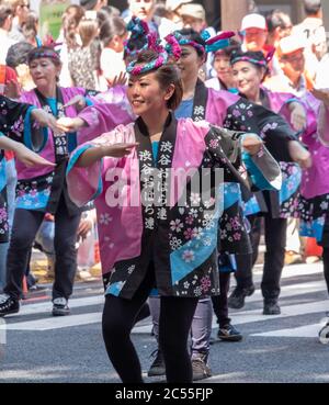 Volkstänzer in bunten Yukata tanzen in Shibuya Kagoshima Ohara Matsuri Festival in der Straße von Shibuya, Tokyo, Japan. Stockfoto