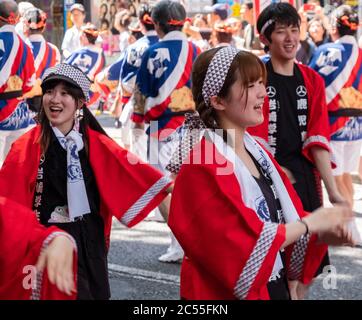 Volkstänzer in bunten Yukata tanzen in Shibuya Kagoshima Ohara Matsuri Festival in der Straße von Shibuya, Tokyo, Japan. Stockfoto