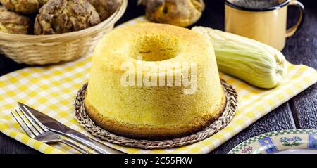 Tisch mit typischen brasilianischen Süßigkeiten, Brot, Maismehl und Maiskuchen. Tisch mit typischen Süßigkeiten aus dem Staat minas gerais in Festa juninas Stockfoto