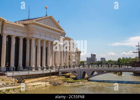 Museum für Archäologie und Brücke in Skopje an einem schönen Sommertag, Republik Mazedonien Stockfoto