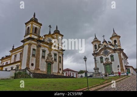 Mariana, Altstadt Street view zwei Kolinien Kirchen, Brasilien, Südamerika Stockfoto