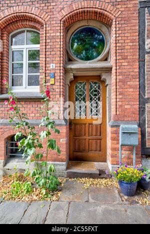 Magniviertel, Hausfassade, Haustür, Fenster, Blumenarrangement, Braunschweig, Niedersachsen, Deutschland, Europa Stockfoto