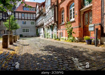 Magniviertel, Hausfassade, Kopfsteinpflaster, Blumenschmuck, Braunschweig, Niedersachsen, Deutschland, Europa Stockfoto