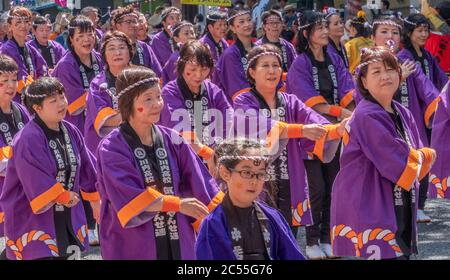 Volkstänzer in bunten Yukata tanzen in Shibuya Kagoshima Ohara Matsuri Festival in der Straße von Shibuya, Tokyo, Japan. Stockfoto