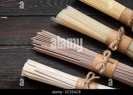 Glutenfrei Buchweizen, Ei und Reis Nudeln sortiert Stockfoto