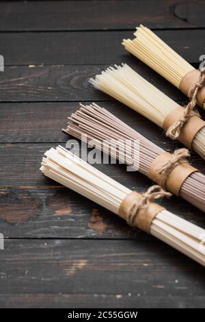 Glutenfrei Buchweizen, Ei und Reis Nudeln sortiert. Stockfoto