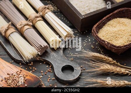 Glutenfrei Buchweizen, Ei und Reis Nudeln sortiert. Stockfoto