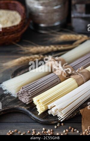 Glutenfrei Buchweizen, Ei und Reis Nudeln sortiert. Stockfoto
