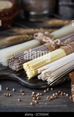 Glutenfrei Buchweizen, Ei und Reis Nudeln sortiert. Stockfoto