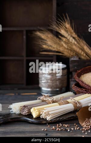 Glutenfrei Buchweizen, Ei und Reis Nudeln sortiert. Stockfoto