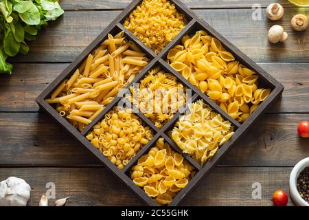 Verschiedene Arten von rohen Pasta. Italienisches Essen. Gesundes essen Hintergrund Konzept. Flach, Ansicht von oben. Stockfoto