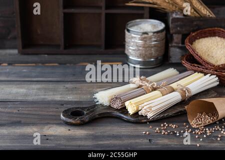 Glutenfrei Buchweizen, Ei und Reis Nudeln sortiert. Stockfoto