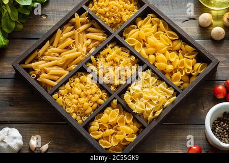 Verschiedene Arten von rohen Pasta. Italienisches Essen. Gesundes essen Hintergrund Konzept. Flach, Ansicht von oben. Stockfoto