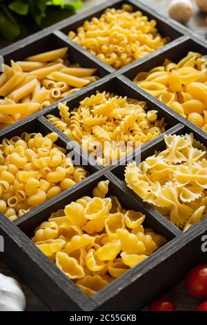 Verschiedene Arten von rohen Pasta. Italienisches Essen. Gesundes essen Hintergrund Konzept. Flach, Ansicht von oben. Stockfoto