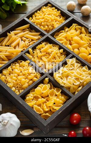 Verschiedene Arten von rohen Pasta. Italienisches Essen. Gesundes essen Hintergrund Konzept. Flach, Ansicht von oben. Stockfoto