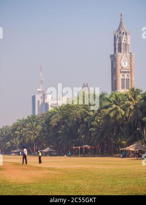 Mumbai, Indien - 5. dezember 2018: Menschen spielen Cricket im Central Park in Mumbai. Stockfoto