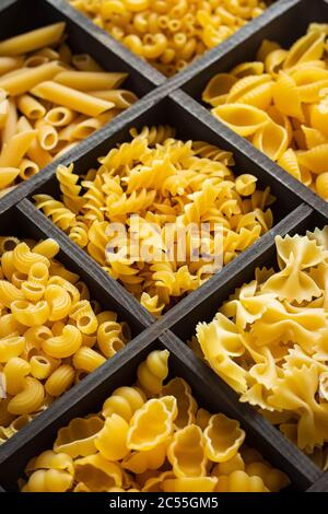 Verschiedene Arten von rohen Pasta. Italienisches Essen. Gesundes essen Hintergrund Konzept. Flach, Ansicht von oben. Stockfoto