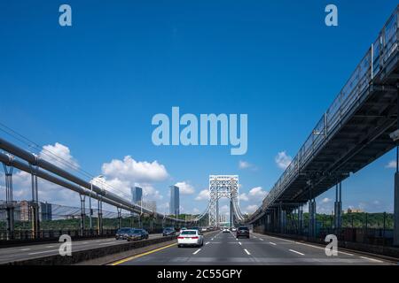 New York, USA, 28. Juni 2020. Fahrzeuge fahren durch das Oberdeck der George Washington Brücke, die New York City mit New Jersey verbindet Stockfoto