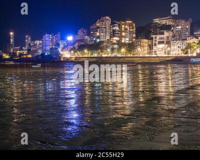 Blick auf die Skyline von Mumbai bei Nacht vom Marine Drive in Mumbai, Indien. Stockfoto