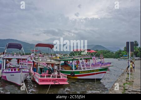 Paraty, Blick auf die Altstadt mit bunten Booten, Brasilien, Südamerika Stockfoto